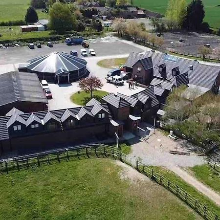 Hanaverian Suit With Amazing Views Of Stud Farm. Driffield Exterior foto