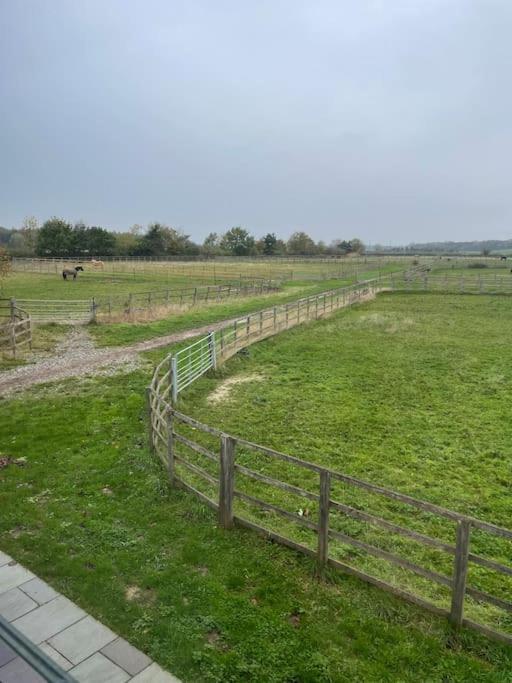Hanaverian Suit With Amazing Views Of Stud Farm. Driffield Exterior foto